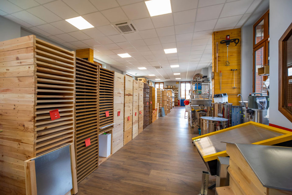 Notre magasin Apiculture Remuaux de Saint-Juéry - rayon matériel bois