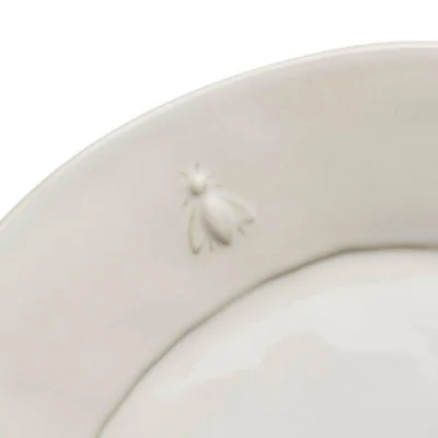 Détail de l'abeille sur l'assiette de service en céramique La Rochère Détail de l'abeille sur l'assiette de service en céramique La Rochère