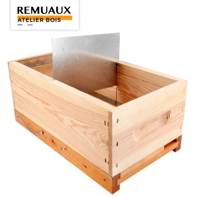 Haussette d'élevage avec sa partition métal amovible - Fabrication française par l'atelier de menuiserie Apiculture Remuaux Haussette d'élevage avec sa partition métal amovible - Fabrication française par l'atelier de menuiserie Apiculture Remuaux