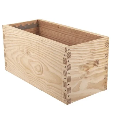 Corps de ruchette Langstroth 5 cadres en bois, paraffiné et monté à tenons pointés. Format 235 x 510 mm. Corps de ruchette Langstroth 5 cadres en bois, paraffiné et monté à tenons pointés. Format 235 x 510 mm.