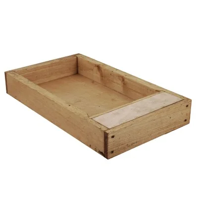 Nourrisseur couvre-cadres en bois paraffiné avec planchette de fermeture – 285x500x70 mm, fabrication européenne. Nourrisseur couvre-cadres en bois paraffiné avec planchette de fermeture – 285x500x70 mm, fabrication européenne.