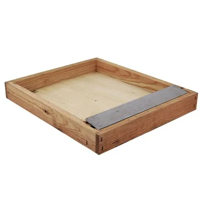 Nourrisseur couvre-cadres en bois paraffiné avec plaque métal – format 410x505x70 mm, fabrication européenne. Nourrisseur couvre-cadres en bois paraffiné avec plaque métal – format 410x505x70 mm, fabrication européenne.
