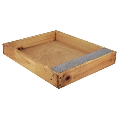 Nourrisseur couvre-cadres en bois paraffiné, agrafé, avec plaque métallique – 430x500x60 mm, fabrication européenne. Nourrisseur couvre-cadres en bois paraffiné, agrafé, avec plaque métallique – 430x500x60 mm, fabrication européenne.