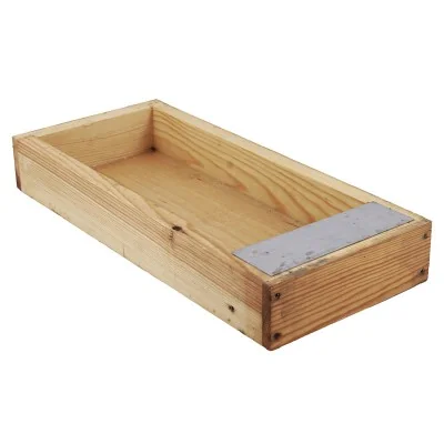 Nourrisseur couvre-cadres en bois paraffiné agrafé avec plaque métallique – format 220x500x70 mm, fabrication européenne. Nourrisseur couvre-cadres en bois paraffiné agrafé avec plaque métallique – format 220x500x70 mm, fabrication européenne.