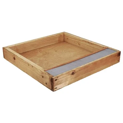 Nourrisseur couvre-cadres traditionnel bois paraffiné, avec plaque métal – pour ruche Dadant 12 cadres, fabrication européenne. Nourrisseur couvre-cadres traditionnel bois paraffiné, avec plaque métal – pour ruche Dadant 12 cadres, fabrication européenne.