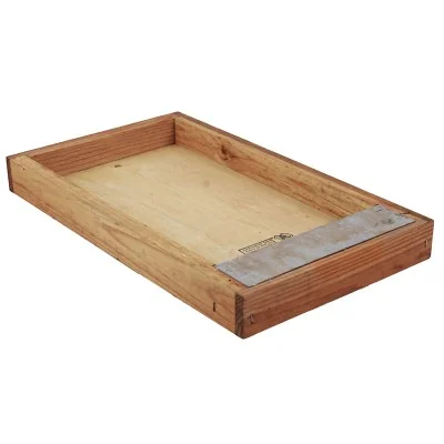 Nourrisseur couvre-cadres bois paraffiné agrafé avec plaque métallique – 290x500x50 mm, fabrication française. Nourrisseur couvre-cadres bois paraffiné agrafé avec plaque métallique – 290x500x50 mm, fabrication française.