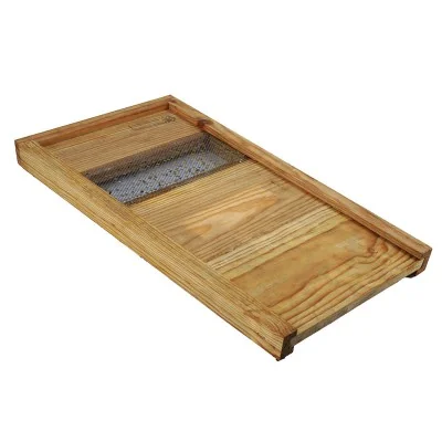 Plateau bois aéré 280x530 mm finition huile de lin, avec grillage inox 235x80 mm – pour ruchette 6 cadres Dadant ou Langstroth. Plateau bois aéré 280x530 mm finition huile de lin, avec grillage inox 235x80 mm – pour ruchette 6 cadres Dadant ou Langstroth.