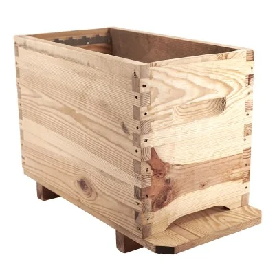 Ruchette Dadant 6 cadres en bois de pin des Landes, fond fixe avec grillage 250x90 mm, crémaillères incluses Ruchette Dadant 6 cadres en bois de pin des Landes, fond fixe avec grillage 250x90 mm, crémaillères incluses