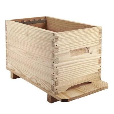 Ruchette Langstroth 6 cadres à tenon avec fond fixe grillagé 80x80 mm, bois pin des Landes, équipée de crémaillères. Ruchette Langstroth 6 cadres à tenon avec fond fixe grillagé 80x80 mm, bois pin des Landes, équipée de crémaillères.