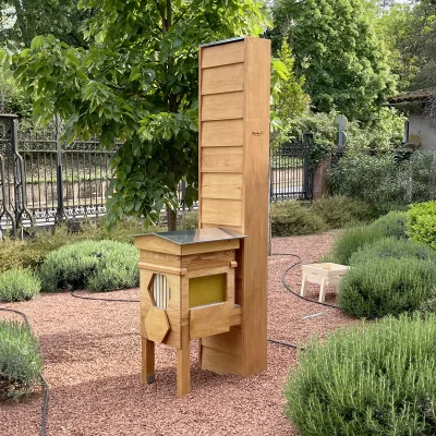 Exemple de ruche pédagogique installée avec cheminée et support – corps vitré et toit chalet (non inclus) Exemple de ruche pédagogique installée avec cheminée et support – corps vitré et toit chalet (non inclus)