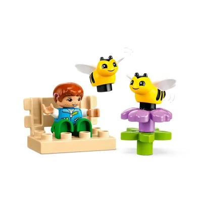Enfant jouant avec deux abeilles et une fleur – set éducatif LEGO DUPLO Prendre soin des abeilles et des ruches (10419).