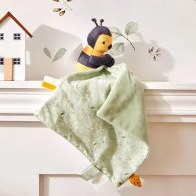 Doudou abeille vert pour la décoration de la chambre de bébé
