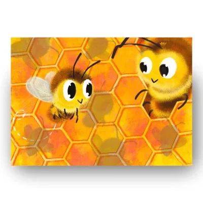 Planche du kamishibaï "Une goutte de miel en été" - deux abeilles discutent dans leur ruche au milieu des alvéoles dorées. Planche du kamishibaï "Une goutte de miel en été" - deux abeilles discutent dans leur ruche au milieu des alvéoles dorées.