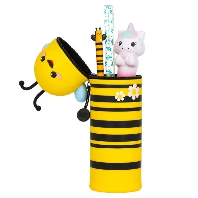 Trousse abeille Legami ouverte, transformée en pot à crayons - design Bee Different en silicone souple. Trousse abeille Legami ouverte, transformée en pot à crayons - design Bee Different en silicone souple.