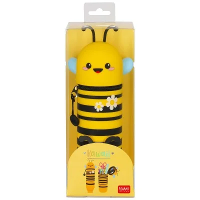 Trousse abeille Legami présentée dans son emballage transparent - idée cadeau kawaii pour enfants ou amateurs d’abeilles. Trousse abeille Legami présentée dans son emballage transparent - idée cadeau kawaii pour enfants ou amateurs d’abeilles.
