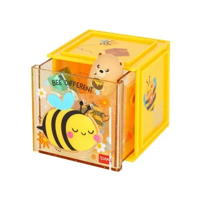 Cube organisateur de bureau Legami Abeille ouvert, contenant stylos et accessoires de papeterie. Cube organisateur de bureau Legami Abeille ouvert, contenant stylos et accessoires de papeterie.