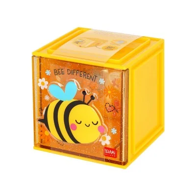 Cube de rangement Legami abeille présenté dans son emballage transparent - collection Cutie Cube. Cube de rangement Legami abeille présenté dans son emballage transparent - collection Cutie Cube.