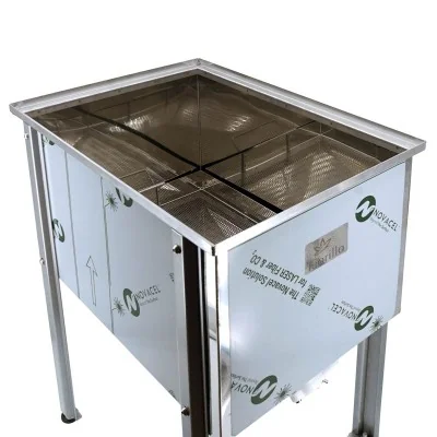 Intérieur du bac à désoperculer Fiorillo avec grille inox et fond incliné Intérieur du bac à désoperculer Fiorillo avec grille inox et fond incliné