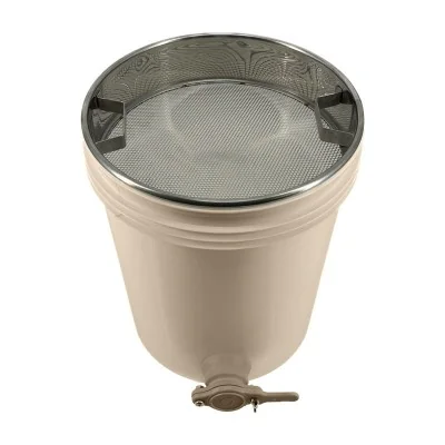 Tamis inox Ø28 cm posé sur maturateur plastique 20/25 kg