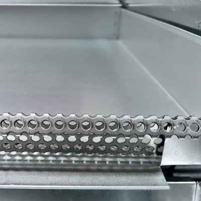 Détail du filtre à cire inox et du bac de récupération du cérificateur solaire