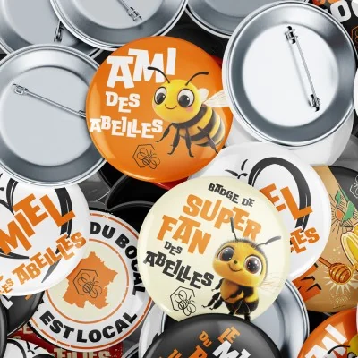 Collection de badges abeilles et miel local Apiculture Remuaux, modèles humoristiques pour apiculture et passionnés de nature.
