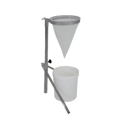 Exemple d’utilisation du trépied inox avec tamis conique et seau de récolte - tamis et seau non inclus. Exemple d’utilisation du trépied inox avec tamis conique et seau de récolte - tamis et seau non inclus.