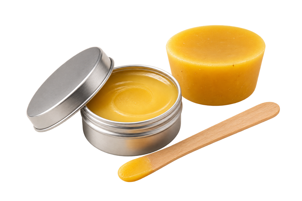 Pot de baume à lèvres à la cire d’abeille, cire et spatule en bois