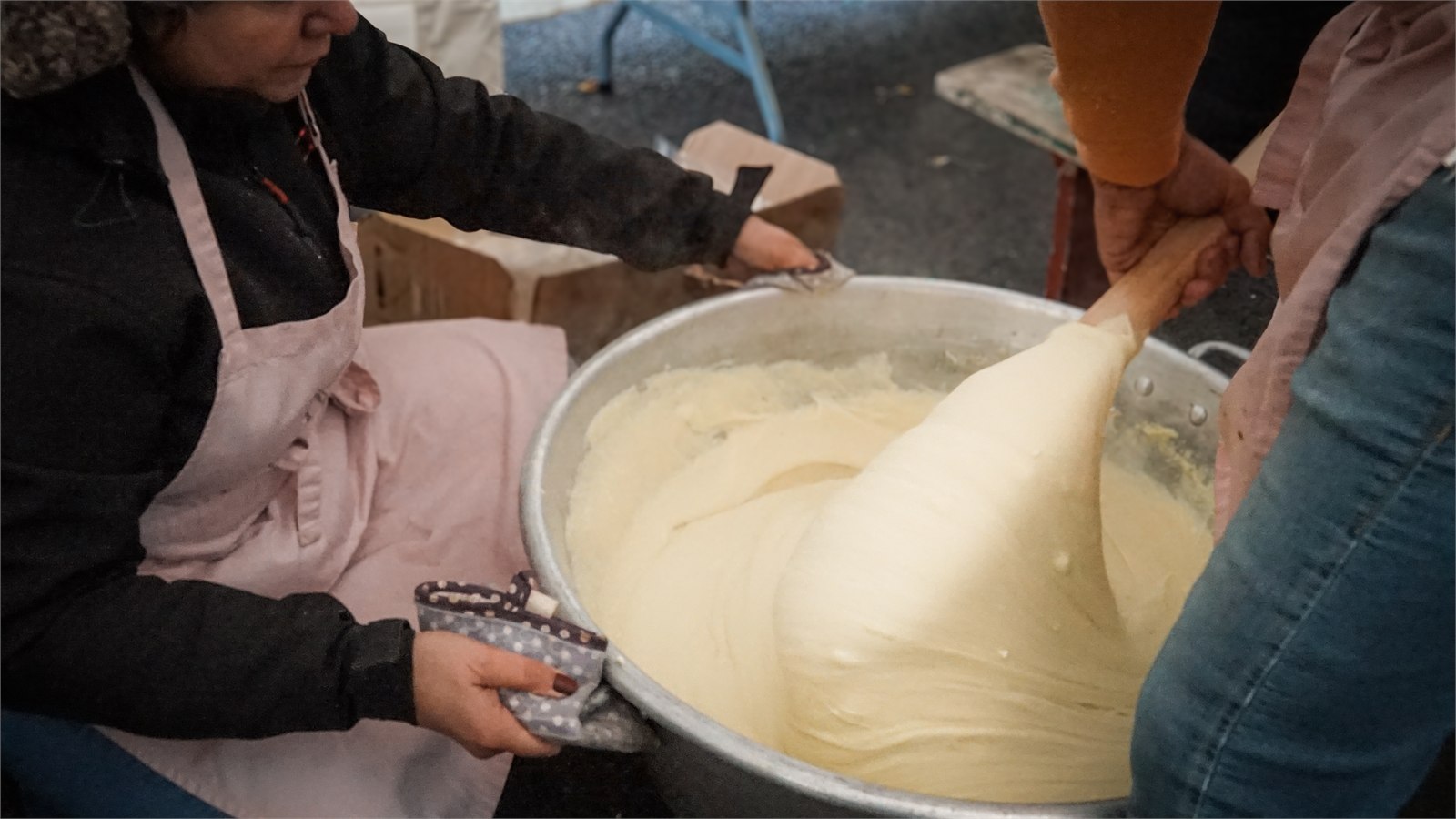 Aligot étiré dans la marmite pendant sa préparation