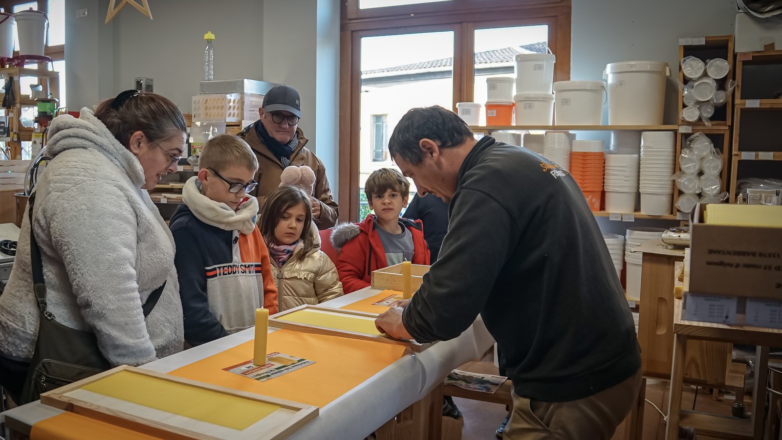 Des enfants observent une démonstration de fabrication de bougies lors des portes ouvertes 2025