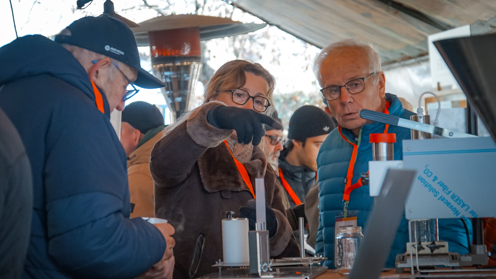 Des apiculteurs examinent une machine de conditionnement lors de la journée professionnelle 2025