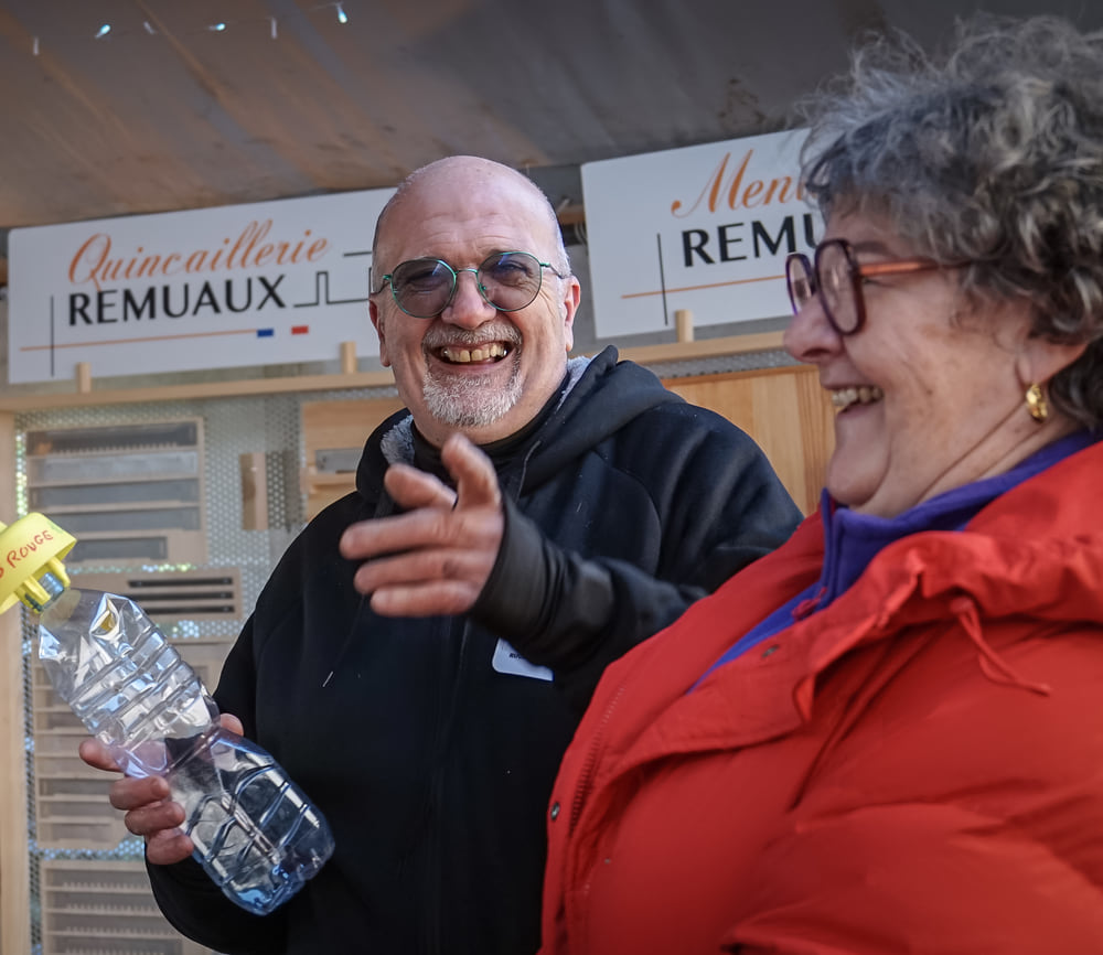 Deux visiteurs sourient après avoir participé à une animation des portes ouvertes