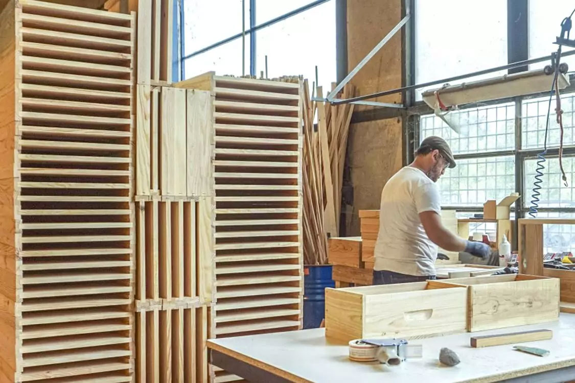 Fabrication de ruches sur-mesure dans notre atelier bois