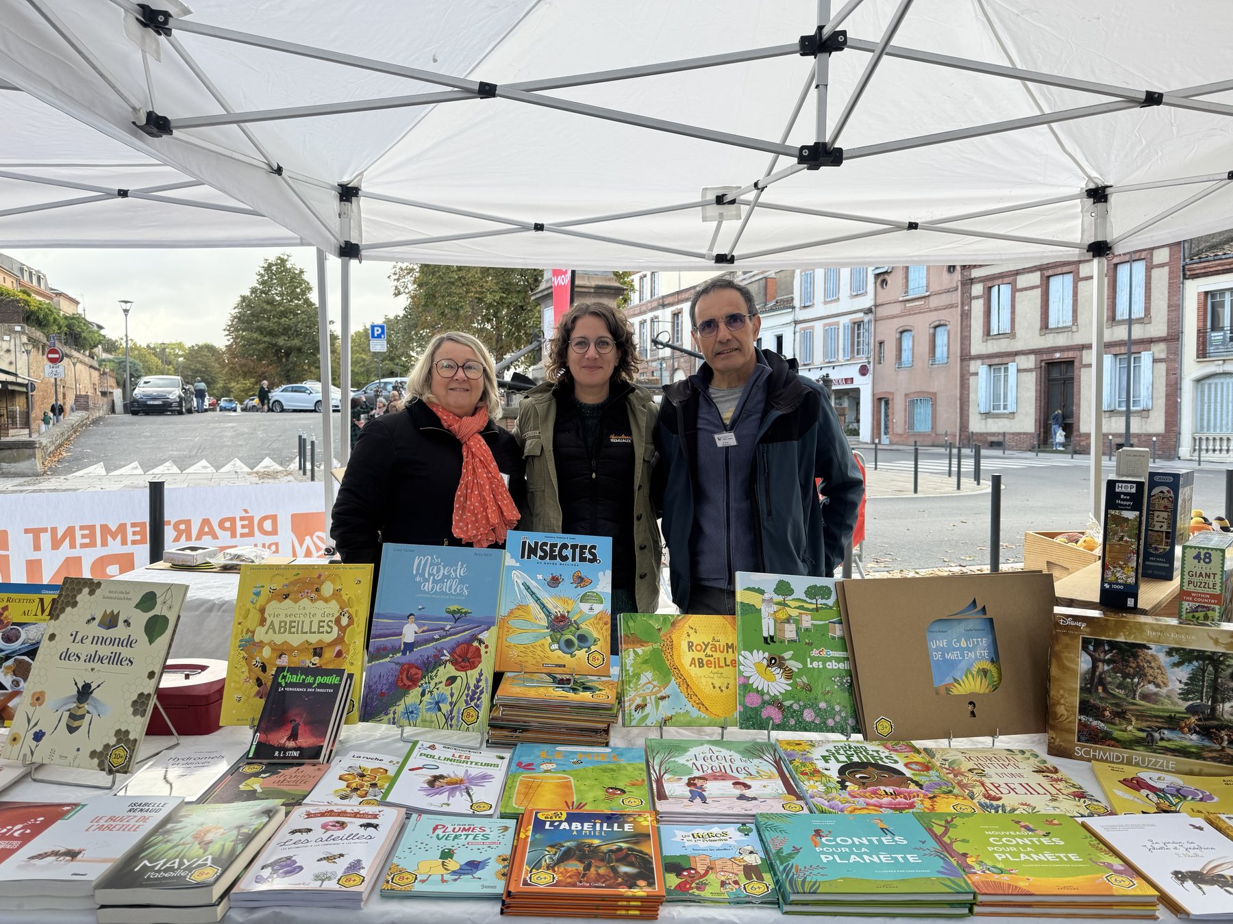 Le stand de la librairie apicole présenté par Apiculture Remuaux lors d’une précédente foire au miel à Albi