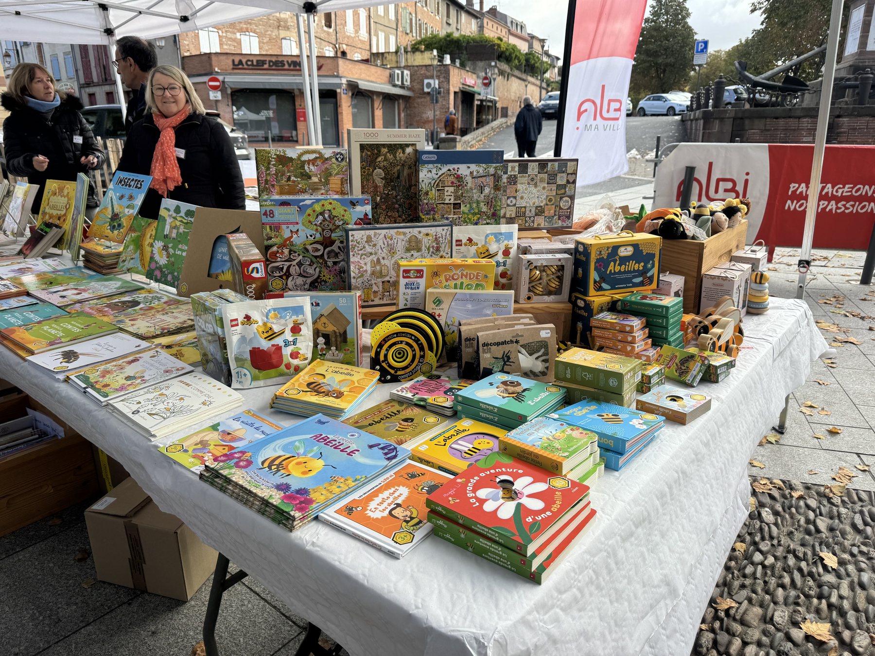 Sélection de livres, jeux, puzzles et activités autour des abeilles présentée à la foire d’Albi