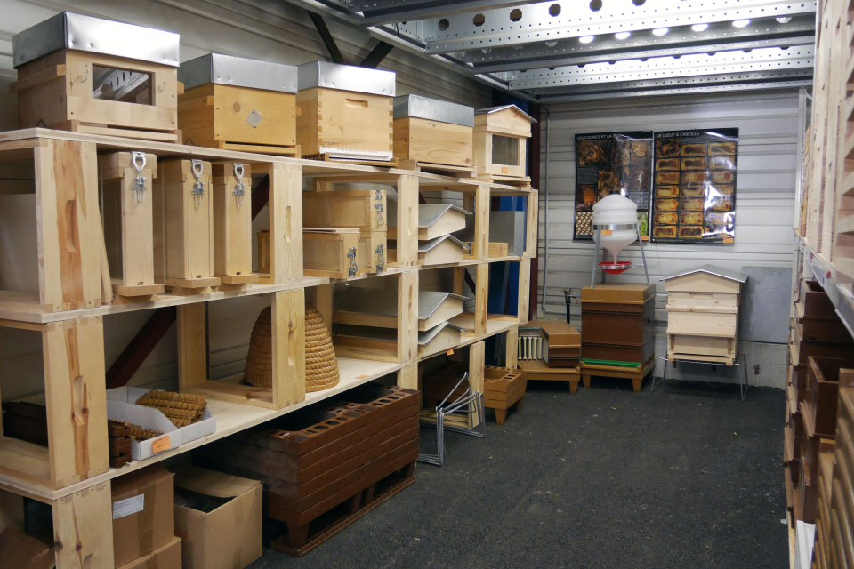 Notre magasin Apiculture Remuaux de Barbentane - rayon matériel bois / ruches